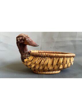 Woven Duck-Shaped Basket Bowl With Rustic Rattan & Wooden Detailing For Home Déc